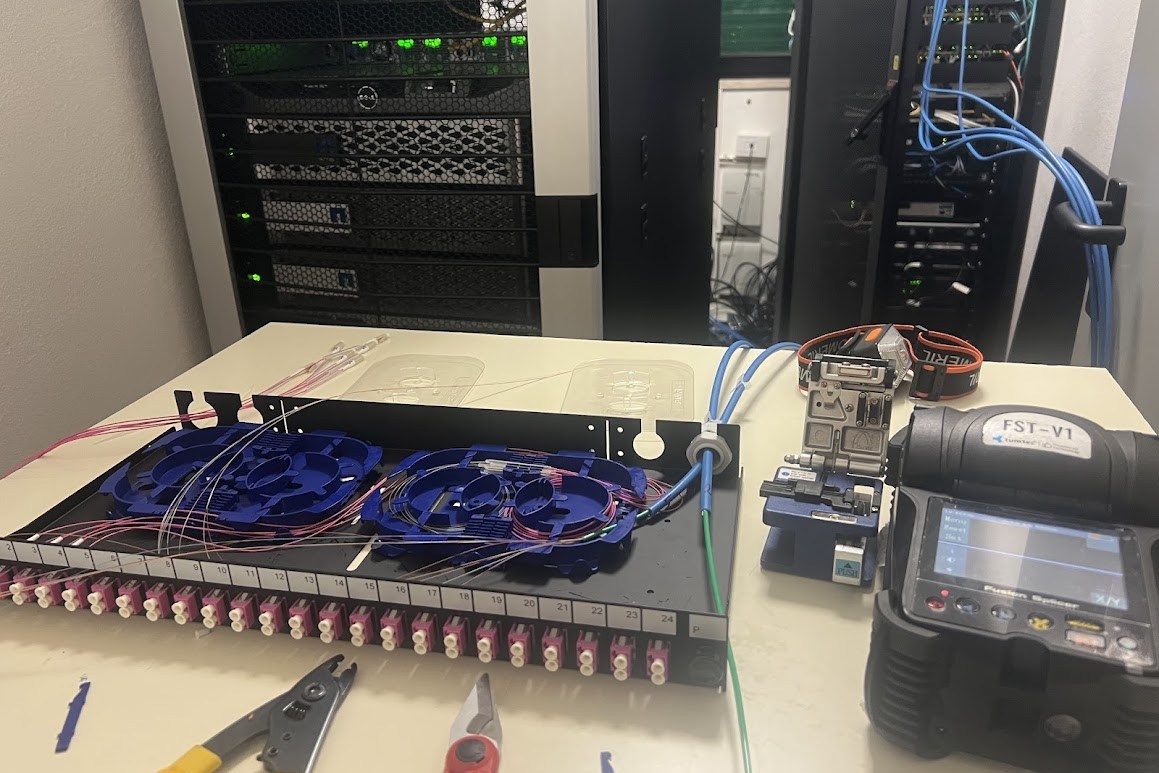 Tecnico al lavoro su un armadio rack