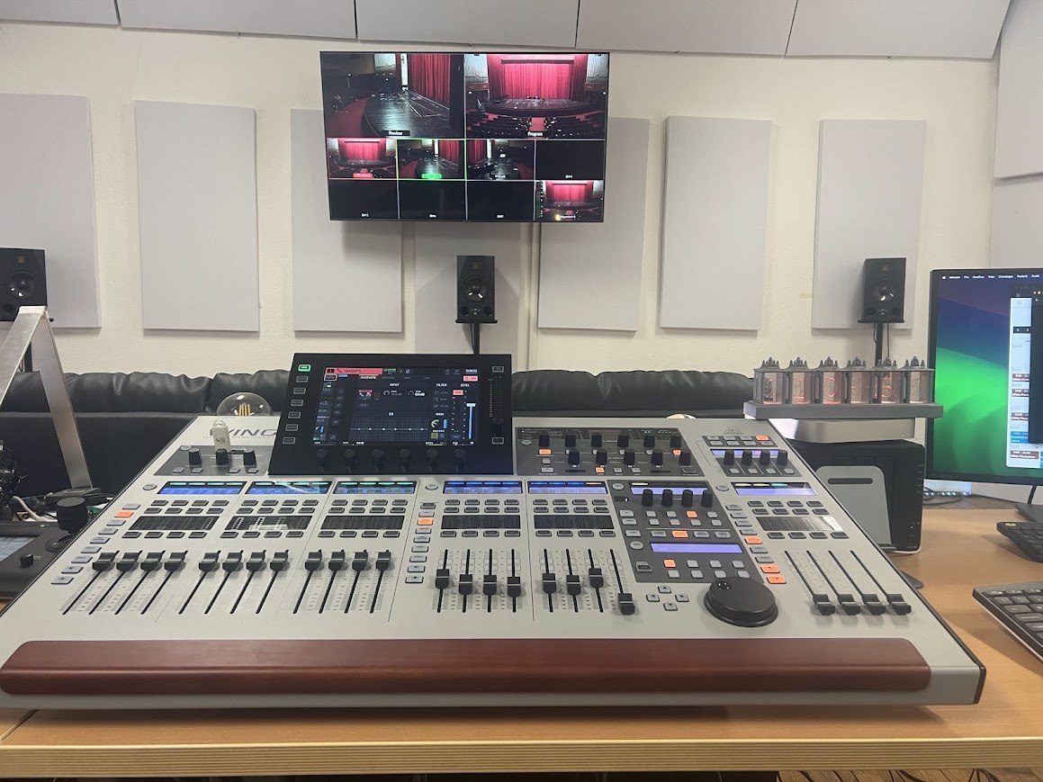 Una delle due sale di regia: mixer audio digitale e multiview con le telecamere dell'auditorium