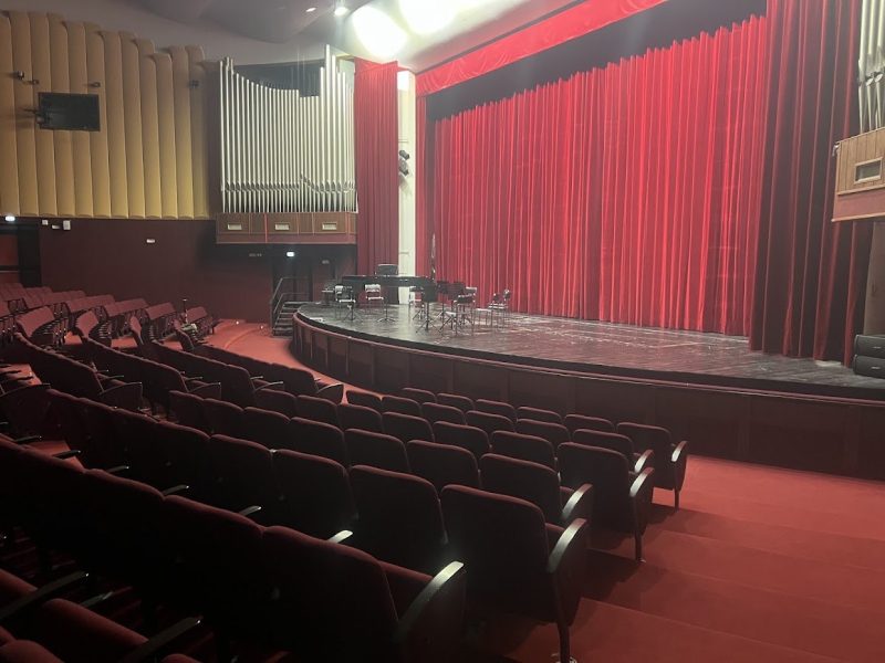 Il palco dell'auditorium da circa 600 posti, collegato alle regie per riprese e registrazioni