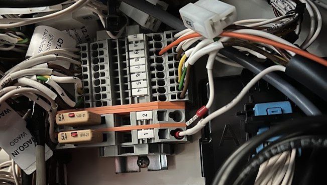 Cablaggio di bordo ordinato, con morsettiera e protezioni dedicate