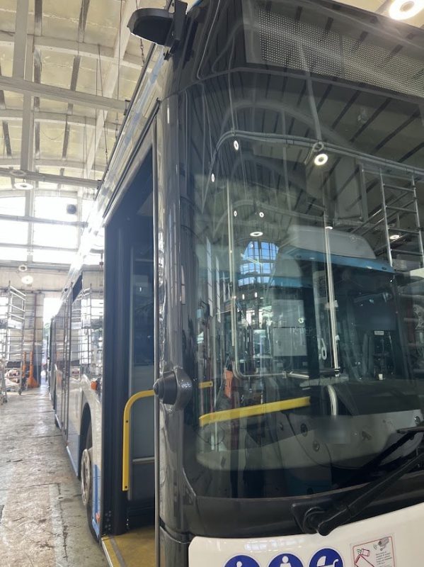 Uno dei nuovi autobus elettrici in deposito durante l'allestimento: AVM, rete di bordo, antenne, conta passeggeri, obliteratrici, dashcam e kit di sicurezza su ogni mezzo
